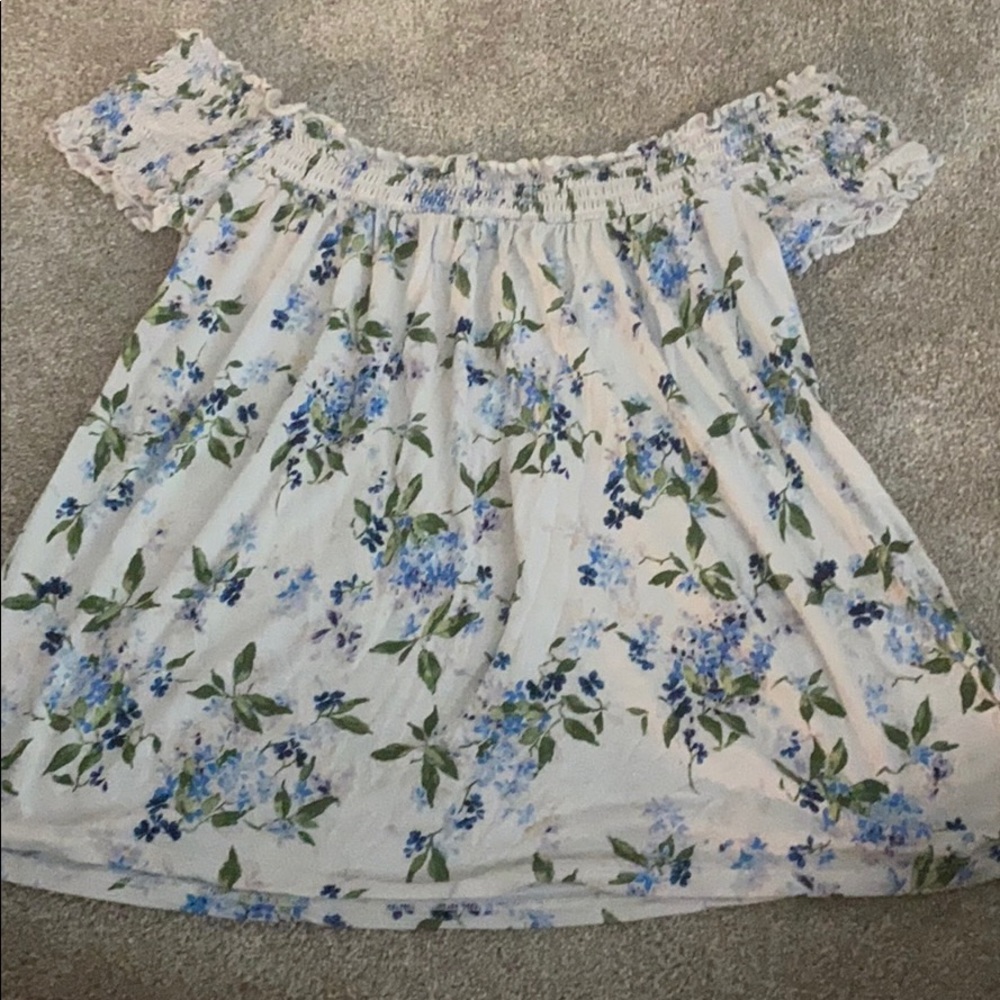 cute off the shoulder floral top!!